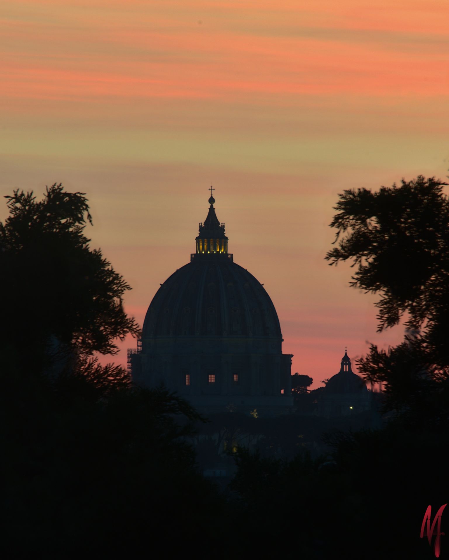 Abendrot hinter dem Petersdom