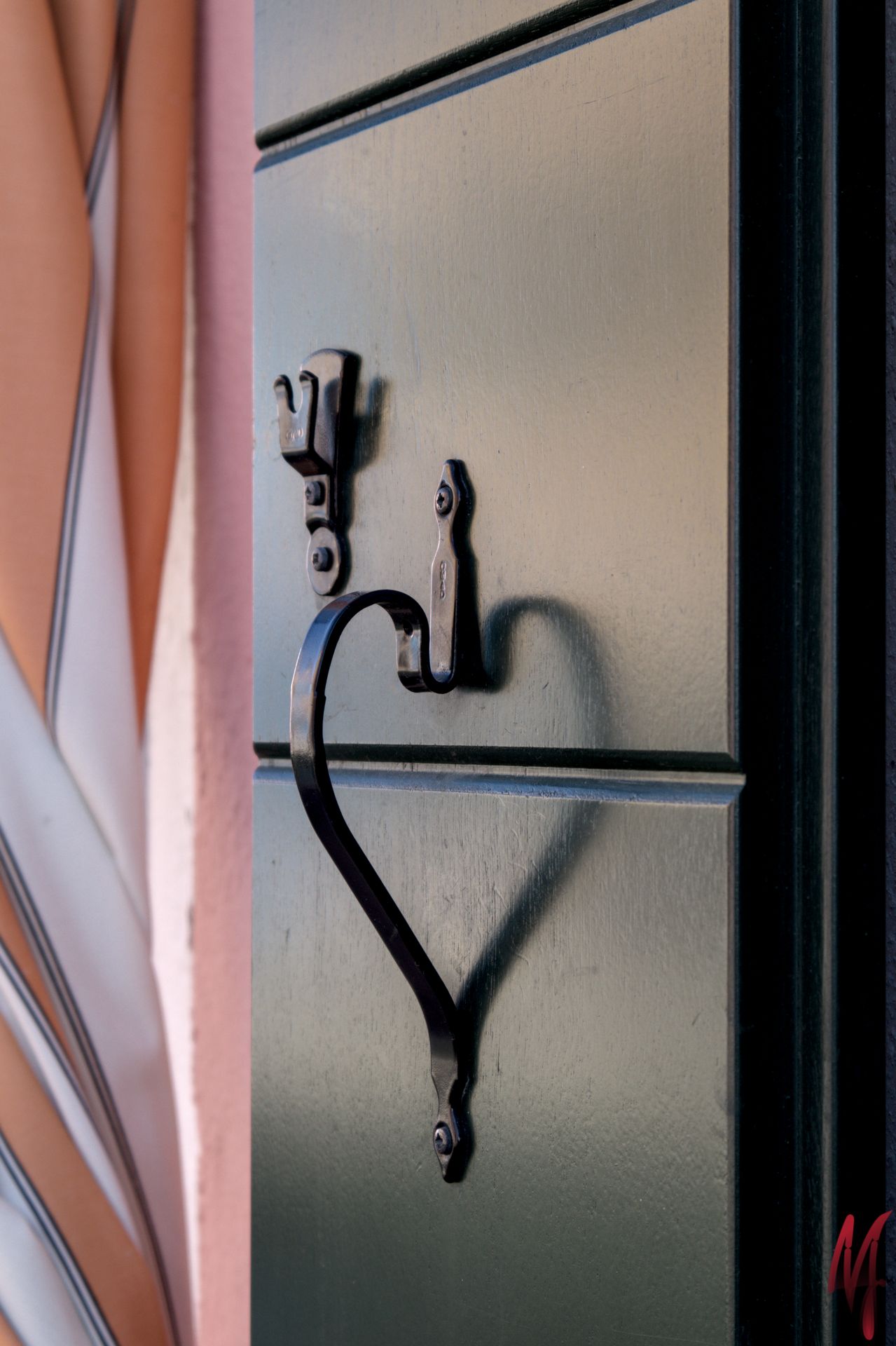 Griff auf Fensterladen
